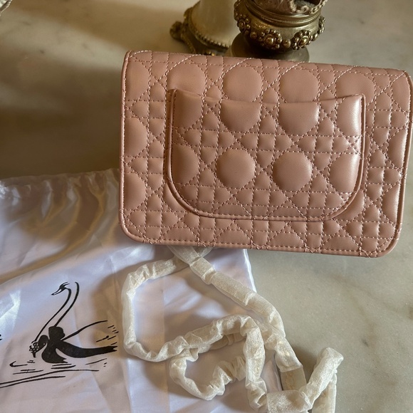 crossbody - Picture 2 of 3